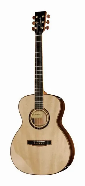 Lakewood M-48 Premium su sfondo neutro