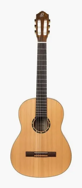 Ortega R131 Classical Guitar su sfondo neutro